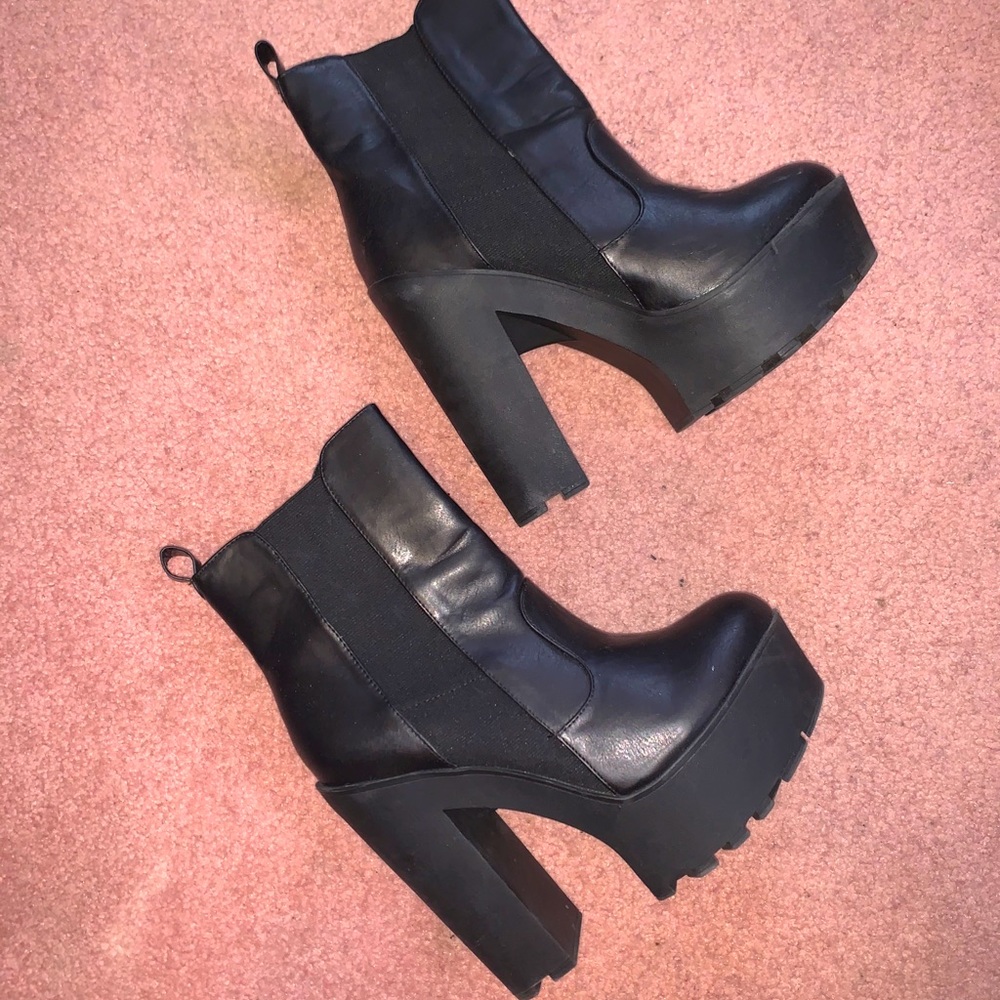 Chunky heel bootie